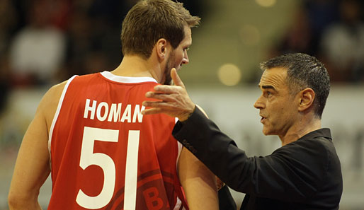 Gut gemacht, Großer: Bayerns Trainer Dirk Bauermann und Jared Homan