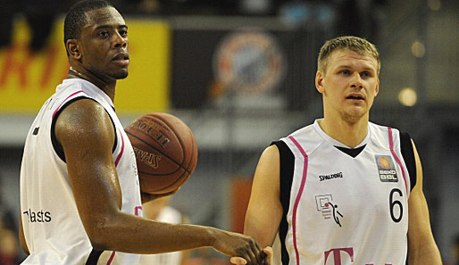 Patrick Ewing Jr. (l.) und Benas Veikalas von den Telekom Baskets Bonn