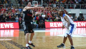 Casey Jacobsen (l.) führte die Brose Baskets zum Sieg über Anadolu Efes