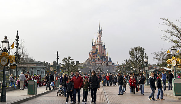 Das Disneyland Paris soll eine besondere Atmosphäre für die Auslosung schaffen
