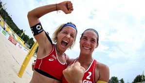 Laura Ludwig und Kira Walkenhorst bejubeln ihren Sieg