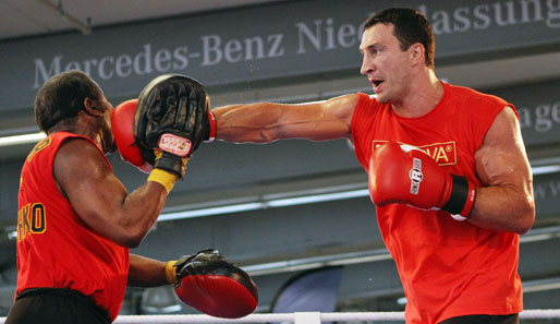 Schwergewichts-Weltmeister Wladimir Klitschko (r.) beim Showtraining mit Trainer Emanuel Stuart