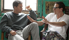 David O. Russell (r.) in einer Besprechung mit Mark Wahlberg