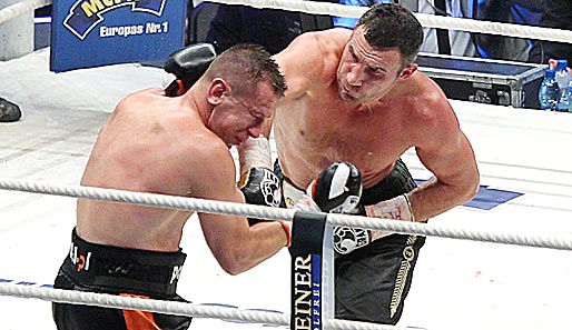 In your face! Witali Klitschko (r.) hat Tomasz Adamek besiegt und bleibt WBC-Weltmeister