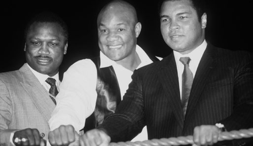 Goerge Foreman (M.) und Muhammad Ali (r.) zollten dem toten Joe Frazier ihren Respekt