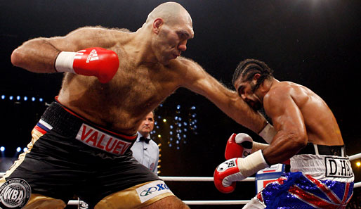 Gegen David Haye hat Nikolai Walujew (l.) im November 2009 seinen letzten Kampf bestritten