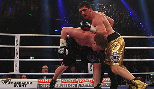 Huck verlor im Kampf um den WBA-Titel knapp gegen Alexander Povetkin (l.)