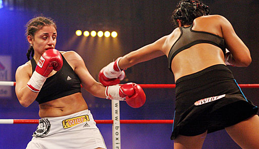 Susi Kentikian (l.) unterlag Carina Moreno nach Punkten