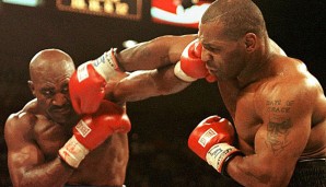 1997: Evander Holyfield (l.) und Mike Tyson begründen eine Legende