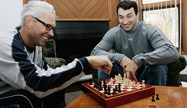Bernd Bönte und Wladimir Klitschko beim Schachspielen.