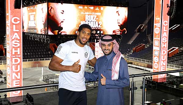 Treffen in Saudi-Arabien: Anthony Joshua posiert vor seinem Rückkampf gegen Andy Ruiz mit dem saudi-arabischen Prinzen Abdulaziz.