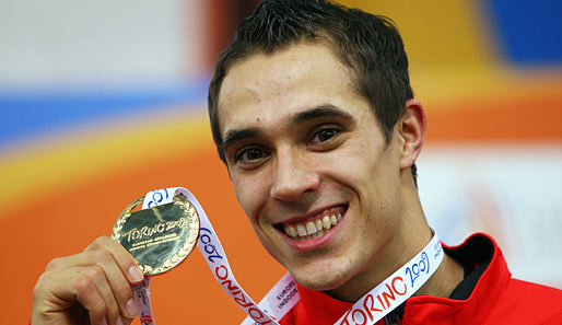 Pure Freude bei Sebastian Bayer: Sein Rekordsprung brachte ihm die Goldmedaille in Turin in