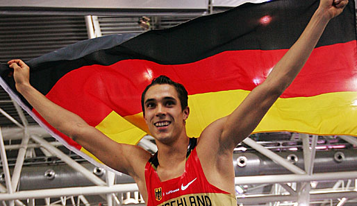Sebastian Bayer holte in Turin Gold und verfehlte Lewis' Weltrekord nur um acht Zentimeter