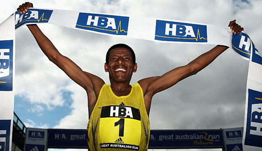 Hier feiert Haile Gebreselassie nachdem er den Great Ausralian Run im Jahre 2008 gewann