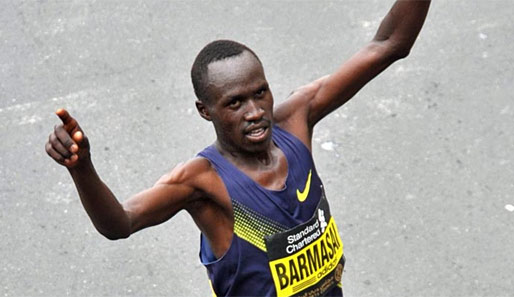 David Barmasai jubelt nach seinem Sieg beim Marathon in Dubai