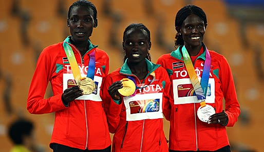 Vivian Cheruiyot (M.), Sally Kipyego (r.) und Linet Masai holten die Medaillen über 10.000 Meter