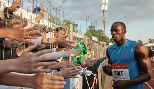 Olympiasieger Usain Bolt war in Ostrau trotz seiner Zeit über zehn Sekunden ein gefragter Mann