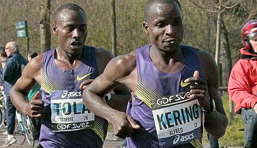 Alfred Kering (r.) konnte den Köln-Marathon in Rekordzeit für sich entscheiden
