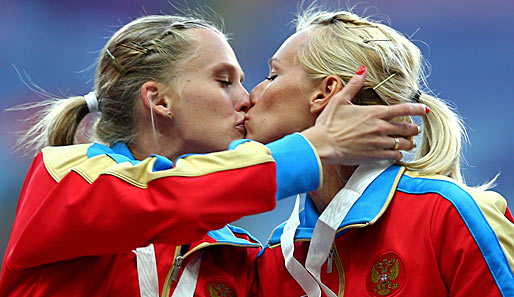 Ein Kuss für die Freiheit. Tatjana Firowa und Xenija Ryschowa gehen mit gutem Beispiel voran