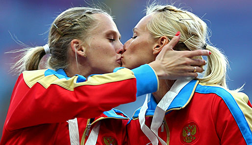 Bei der Siegerehrung küssten sich Tatjana Firowa und Xenija Ryschowa provokativ auf den Mund