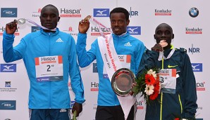 Dechasa (M.) verwies die beiden Kenianer Ndjema (l.) und Rono (r.) auf die Plätze
