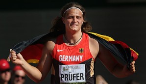 Henning Prüfer freut sich über seine Silbermedaille bei der Junioren-WM