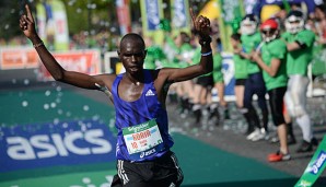 Mark Korir feiert seinen Sieg beim Paris-Marathon