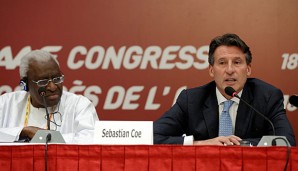 Sebastian Coe (r.) übernimmt das Amt als IAAF-Präsidenten von Lamine Diack