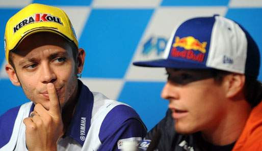 Valentino Rossi (l.) will Nicky Hayden auch 2009 hinter sich lassen