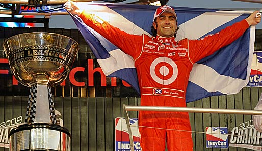 Strahlender IndyCar-Champ: der Schhotte Dario Franchitti mit mit Flagge und Riesen-Trophäe