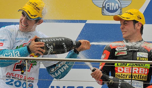 Champagner für den Champion: Sandro Cortese (r.) macht Weltmeister Julian Simon nass