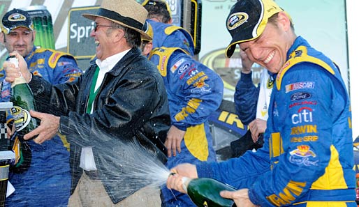 Ford-Pilot Jamie McMurray feiert ausgelassen seinen Sieg in Talladega mit Teambesitzer Jack Roush