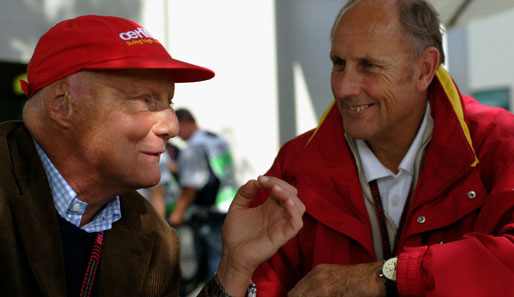 Zwei Legenden unter sich: Niki Lauda im Gespräch mit Hans-Joachim Stuck (r.)