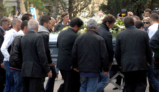 Mit hängenden Köpfen begleiten die Trauernden den Sarg von Marco Simoncelli