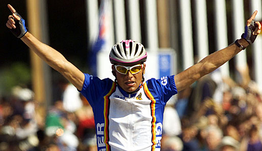 Jan Ullrich bei der Zieldurchfahrt im olympischen Straßenrennen 2000: Er gewann Gold