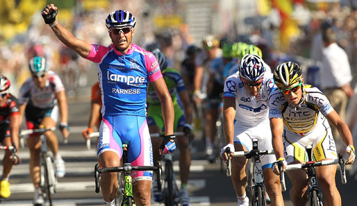 Alessandro Petacchi (l.) war auf der zweiten Giro-Etappe nicht zu schlagen