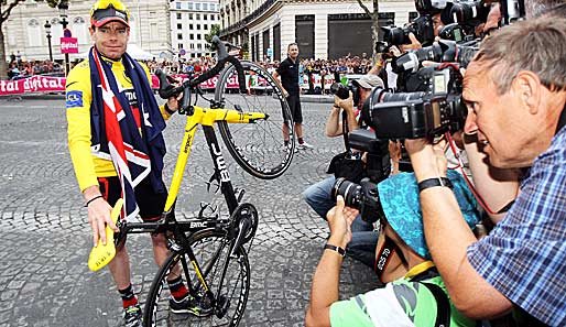 Cadel Evans posiert nach seinem Triumph bei der Tour de France für die Fotografen