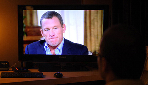 Ein Mann aus Kensington verfolgt das Interview zwischen Oprah Winfrey und Lance Armstrong