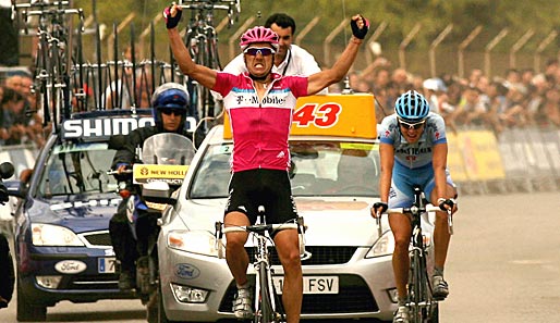 Andreas Klier (M.) bejubelt seinen Vuelta-Etappensieg 2007