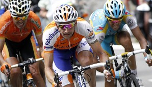 Der frühere Radprofi Denis Mentschow (m.) wurde von der UCI gesperrt