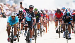 Mark Cavendish (M.) hat die erste Etappe der Dubai-Tour gewonnen