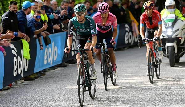 Jai Hindley im grünen Trikot und Richard Carapaz in Rosa kämpfen beide um den Sieg beim Giro d'Italia 2022.