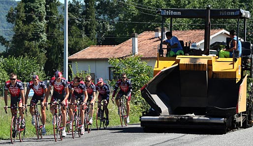 Teermaschine gegen Radsportler: Bei der Tour de France ist alles möglich