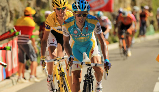 Andy Schleck (l.) und Alberto Contador kamen in Ax-3-Domaines zeitgleich ins Ziel