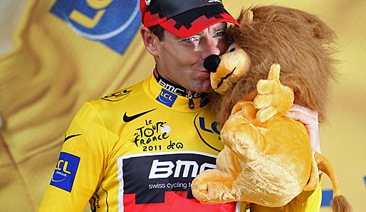 Cadel Evans schlüpft ins Gelbe Trikot der Tour de France