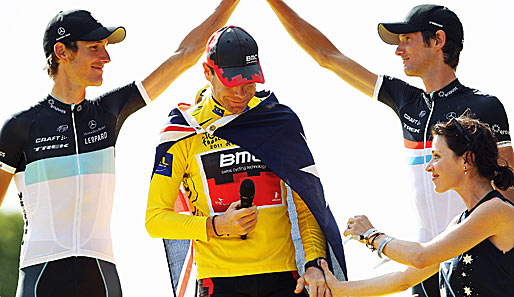 Das Podium der Tour de France 2011: Cadel Evans (M.), Andy Schleck (l.) und Fränk Schleck