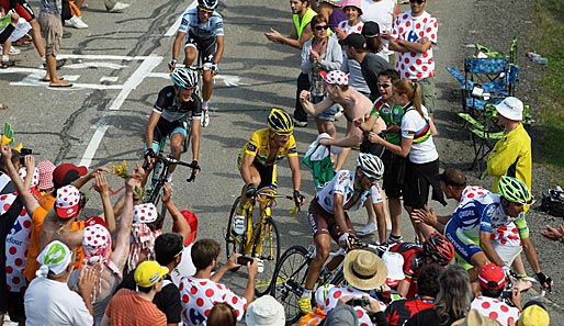 Auf dem Plateau de Beille pariert Contador die Attacken der Schleck-Brüder