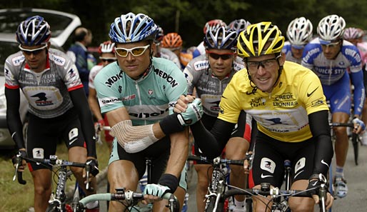 Auf der letzten Etappe der 2003er Tour schütteln Jan Ullrich (l.) und Lance Armstrong noch die Hände