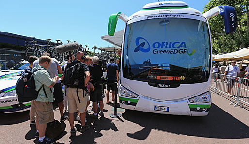 Im Weg: Der Busfahrer des Team Orica hat sich mittlerweile für seine Panne entschuldigt