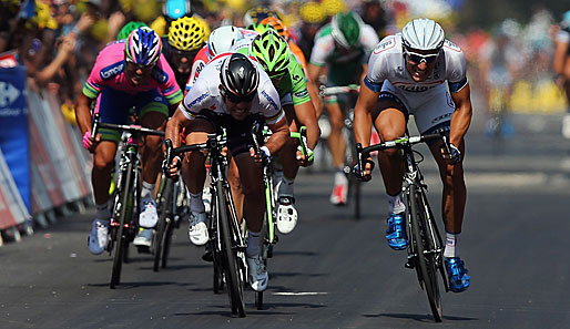 Marcel Kittel (r.) sprintete auf der 12. Etappe Superstar Mark Cavendish (l.) knapp nieder